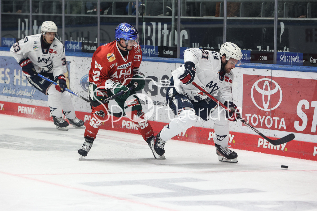 Augsburger Panther - Adler Mannheim | Otso RANTAKARI (AEV #52) im Duell mit Kris BENNETT (MAN #21) / Zweikampf
