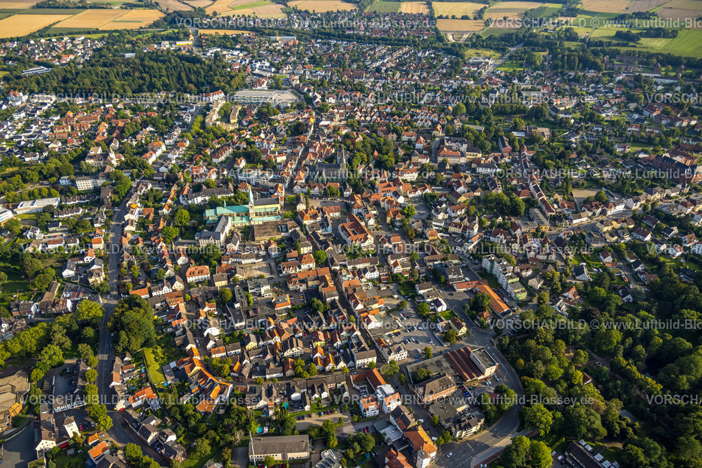 Werl230806910 | Luftbild, Altstadt und Wallfahrtsbasilika Mariä Heimsuchung, Marktplatz und Probsteikirche St. Walburga, Werl, Werl-Unnaer Börde, Nordrhein-Westfalen, Deutschland