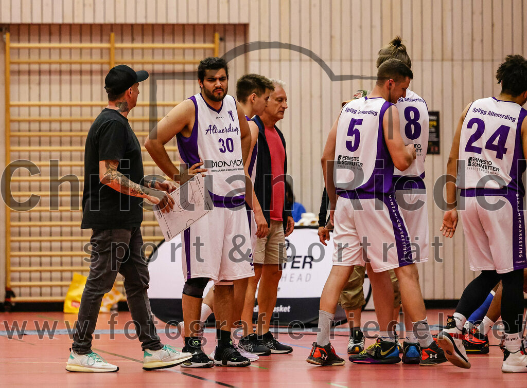 2022-05-29_067_SpVgg_Altenerding_gegen_Muenchen_Basket_2 | Erding, Deutschland, 29.05.2022:
Basketball, Bezirksliga 2021 / 2022, Herren Turnier der 2. der Aufstiegsrunden, SpVgg Altenerding gegen München Basket 2, Endergebnis: 

Trainer Christos Takis Paraschidis (SpVgg Altenerding), Leonhard Luna Stein (SpVgg Altenerding, #30), Kristof Vadasz (SpVgg Altenerding, #8), Justin Ledbetter (SpVgg Altenerding, #24)

Foto: Christian Riedel / fotografie-riedel.net