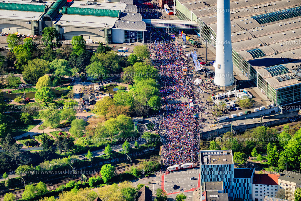 Hamburg_Marathon_Start_Messe_Hallen_ELS_2117270425 | HAMBURG 27.04.2025 Teilnehmer der Sportveranstaltung " Hamburg Marathon " auf dem Veranstaltungsgelände an der Rentzelstraße, Tiergartenstraße im Ortsteil Rotherbaum in Hamburg, Deutschland. Weiterführende Informationen bei: Marathon Hamburg Veranstaltungs GmbH. // Participants of the sporting event " Hamburg Marathon " at the event area on street Rentzelstrasse, Tiergartenstrasse in the district Rotherbaum in Hamburg, Germany. Further information at: Marathon Hamburg Veranstaltungs GmbH. Foto: Martin Elsen