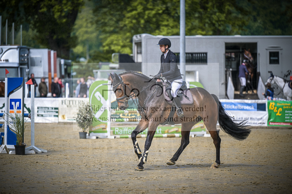DOS_6341 | Entdecke hochwertige Reitturnierfotos von Foto Oger. Professionell, emotional und authentisch – jetzt Lieblingsmomente im Shop bestellen.Deutschlandweite Turnierfotografie. - Realisiert mit Pictrs.com
