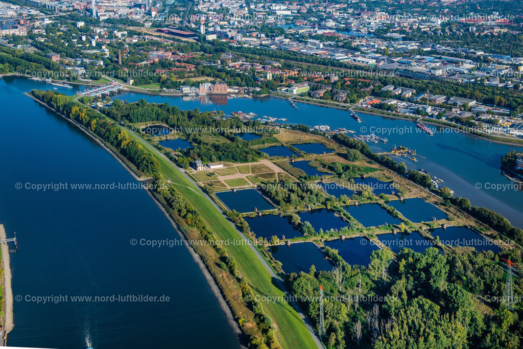 Hamburg_Kaltehofe_Elbinsel_ELS_3705220922 | HAMBURG 22.09.2022 Industrie- Denkmal der stillgelegten technischen Anlagen und Produktionshallen des Geländes der "Wasserkunst Elbinsel Kaltehofe" an derk Billwerder Bucht an der Straße Kaltehofe-Hauptdeich in Hamburg, Deutschland. Weiterführende Informationen bei: HPA Hamburg Port Authority,  Stiftung Wasserkunst Elbinsel Kaltehofe. // Industrial monument of the technical plants and production halls of the premises of "Wasserkunst Elbinsel Kaltehofe" at the barrage Billwerder Bucht on street Kaltehofe-Hauptdeich in Hamburg, Germany. Further information at: HPA Hamburg Port Authority,  Stiftung Wasserkunst Elbinsel Kaltehofe. Foto: Martin Elsen