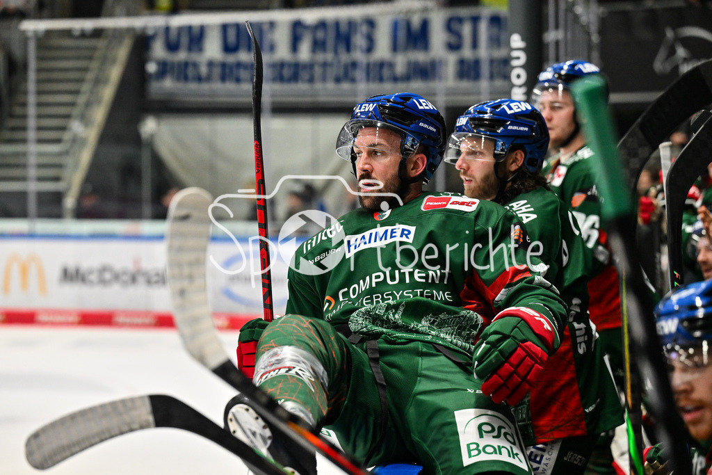 Augsburger Panther - Dresdner Eislöwen | AUGSBURG, GERMANY - 04. DECEMBER: im Bild Jason BAST (Augsburger Panther 11) bei einem Sprug über die Bande während dem Match zwischen den Augsburger Panthern und den Dresdner Eislöwen am 25 Spieltag der PENNY DEL im Curt Frenzel Stadion
