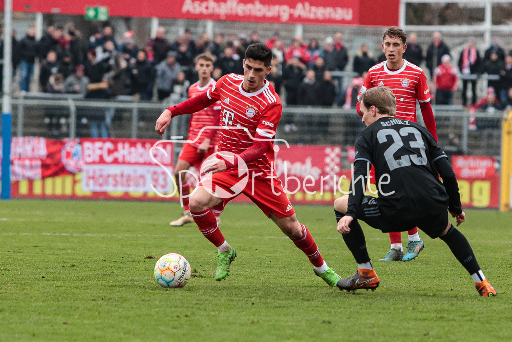 SV Vikoria Aschaffenburg - FC Bayern Amateure | Grant-Leon RANOS (FCB #22) im Duell mit Tom SCHULZ (SVVA #23)