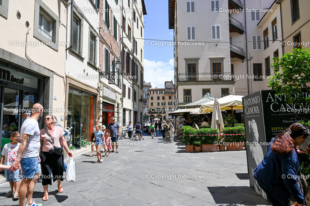 Italien_ Toscana_ Lucca_ 29.05.2024-44 | 29.05.2024, Italien, ITA, Toskana, Lucca im Bild Stadtansichten, Gebäude, Architektur, Touristen, Historisch, Souvenier, 


Lucca ist die Hauptstadt der Provinz Lucca in der Toskana. Sie liegt im Tal des Flusses Serchio etwa 20 km nordöstlich von Pisa und 20 km östlich der toskanischen Küste
Quelle: Wikipedia
