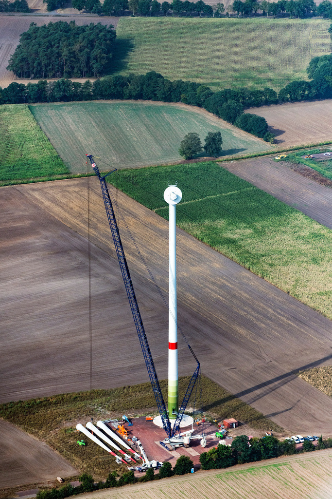 dr__0097760.jpg | HöFEN 26.08.2022 Baustelle zur Windrad- Turm Montage auf einem Feld in Höfen im Bundesland Niedersachsen, Deutschland. Weiterführende Informationen bei: WASEL GmbH Schwerlastlogistik und Turmdrehkrane,  wpd AG.