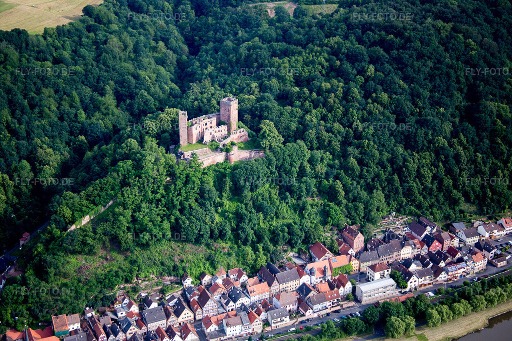 Luftbild: Ruine der ehemaligen Burganlage Henneburg am Mainufer im Ortsteil Hofthiergarten in Stadtprozelten im Bundesland Bayern in Deutschland. Foto: IMG_089686.jpg vom 11.06.2016 durch Werner Riehm/FLY-FOTO.de