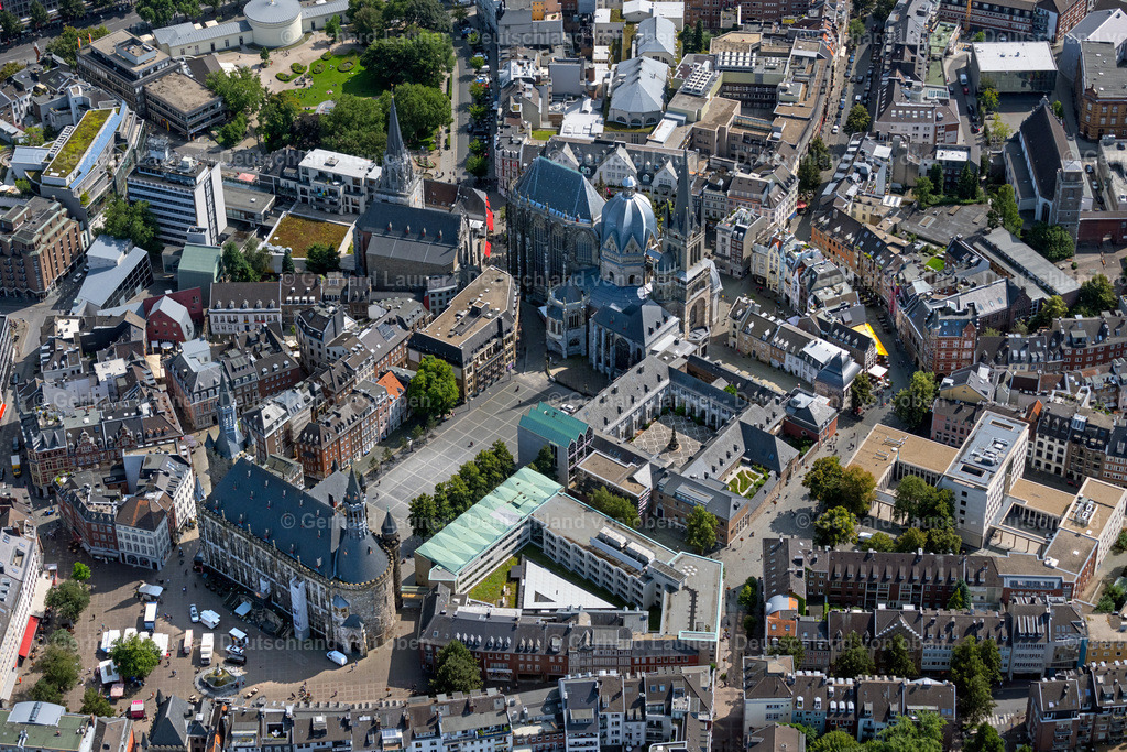 4049080 | Rathaus und  Aachener Dom, auch Hoher Dom zu Aachen, Aachener Münster oder Aachener Marienkirche, ist die Bischofskirche des Bistums Aachen und das bedeutendste Wahrzeichen der Stadt Aachen