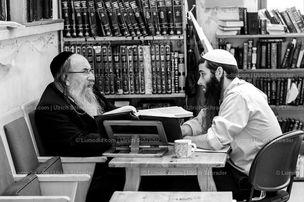 201608_Israel-103 | Synagoge in Safed. Rabbiner und sein Schüler vertieft im Studium des Talmud, einem fast 2000 Jahre altem Werk. - Realisiert mit Pictrs.com