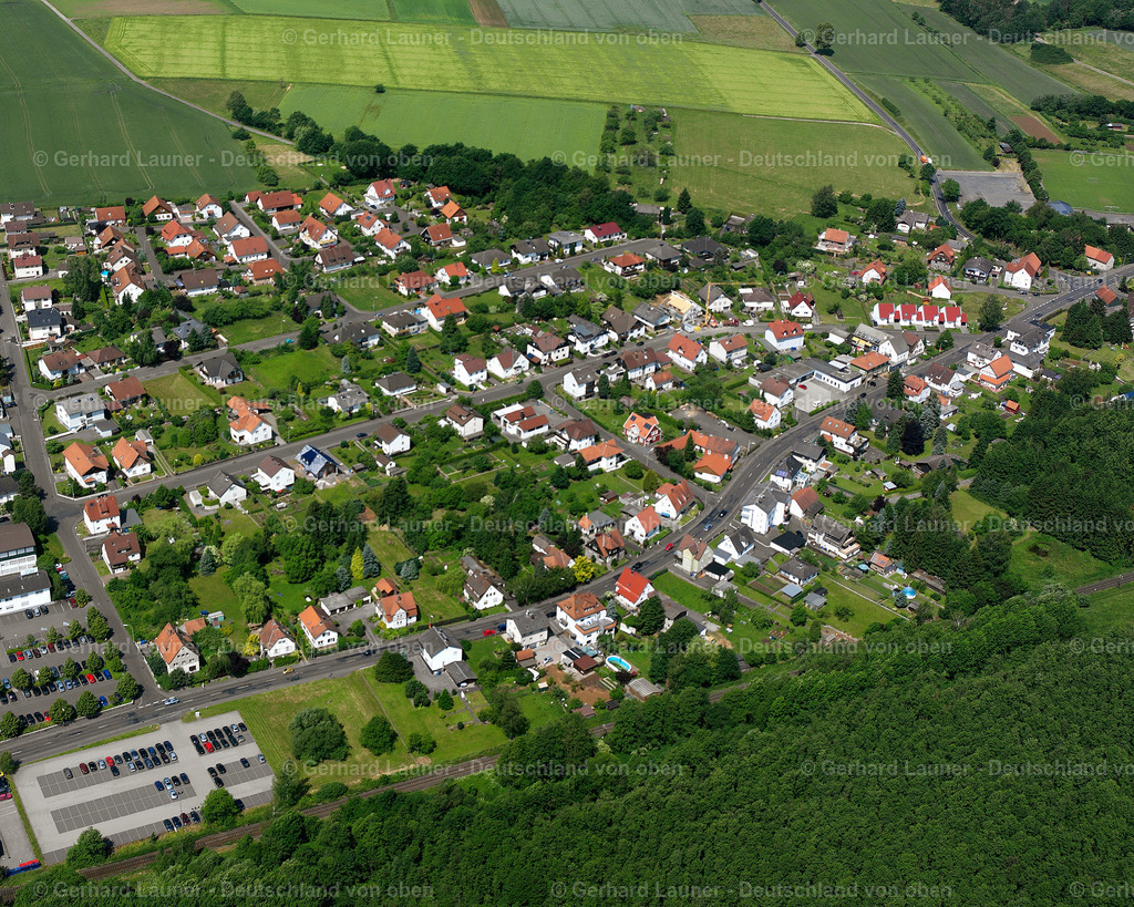 2614785 | MERLAU 06.08.2006 Landwirtschaftliche Nutzflächen und Feldgrenzen  umsäumen das Siedlungsgebiet des Dorfes in Merlau im Bundesland Hessen, Deutschland // Agricultural land and field boundaries surround the settlement area of the village  in Merlau in the state Hesse, Germany Foto: Gerhard Launer