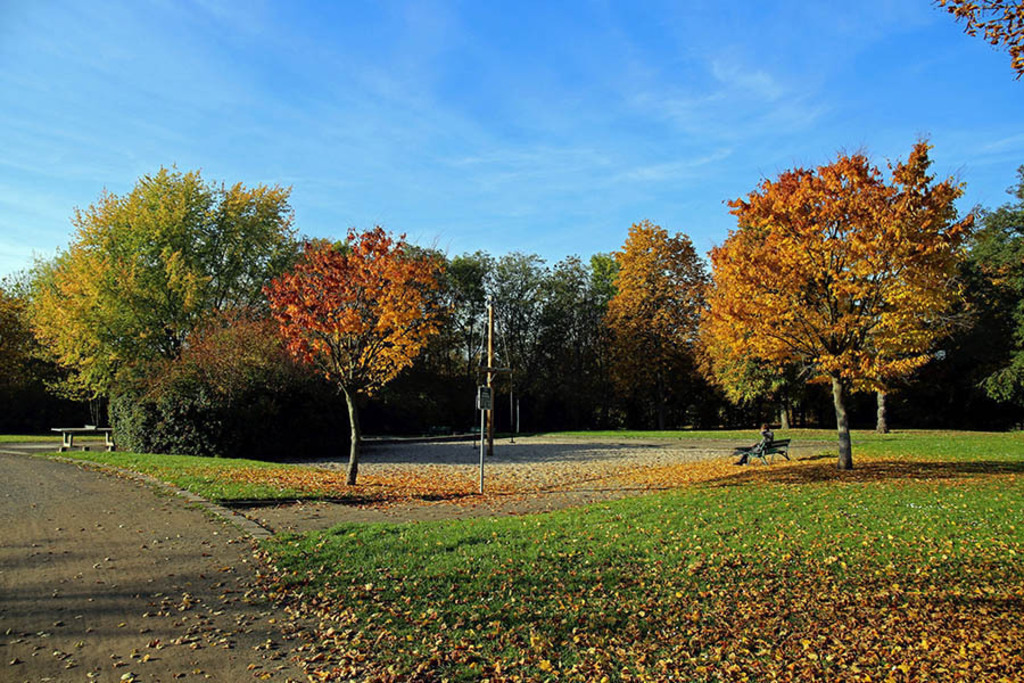 Foto: Leipzig - Etzoldsche Sandgrube - Park und Gedenkort | Das Team hinter BILDLEXIKON LEIPZIG bündelt historische wie aktuelle Informationen über die Stadt Leipzig in Text und Bild auf einer Plattform und stellt diese der interessierten Öffentlichkeit zur Verfügung.
