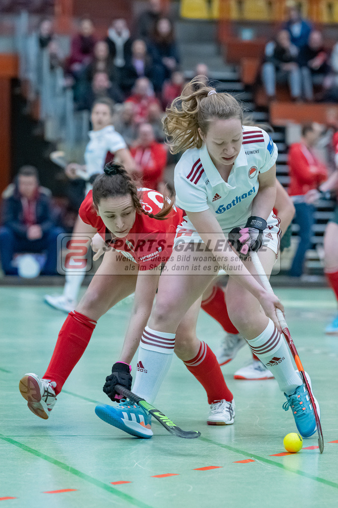 HK_20230122_103052 | 1. Bundesliga ( Halle ) Damen Crefelder HTC - Rot-Weiss Köln am 22.1.2023 Crefelder HTC  ( CHTC ) Halle Glockenspitz , Krefeld , Causin Anna-Sopie ( Crefelder HTC #20 ) , Katharina Hüls ( Rot-Weiss Köln #12 )