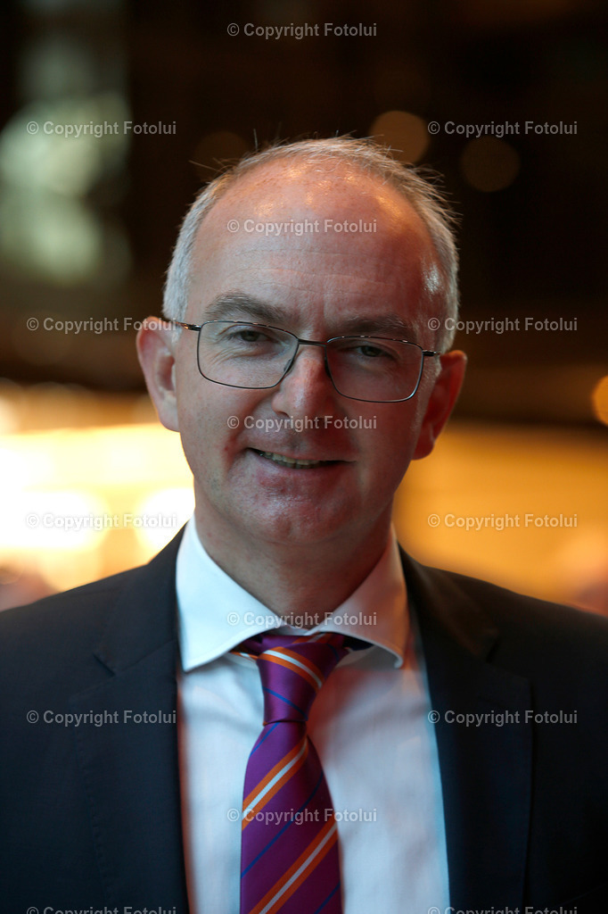 OBERBANK_44 | EIN DANK AN DIE PFLEGEKRAEFTE KABARETT MIT KLAUS ECKEL 02.06.2022 OBERBANK DONAU-FORUM LINZ IM BILD: UNIV.PROF.DR.BERND LAMPRECHT. FOTO:FOTOLUI/OBERBANK