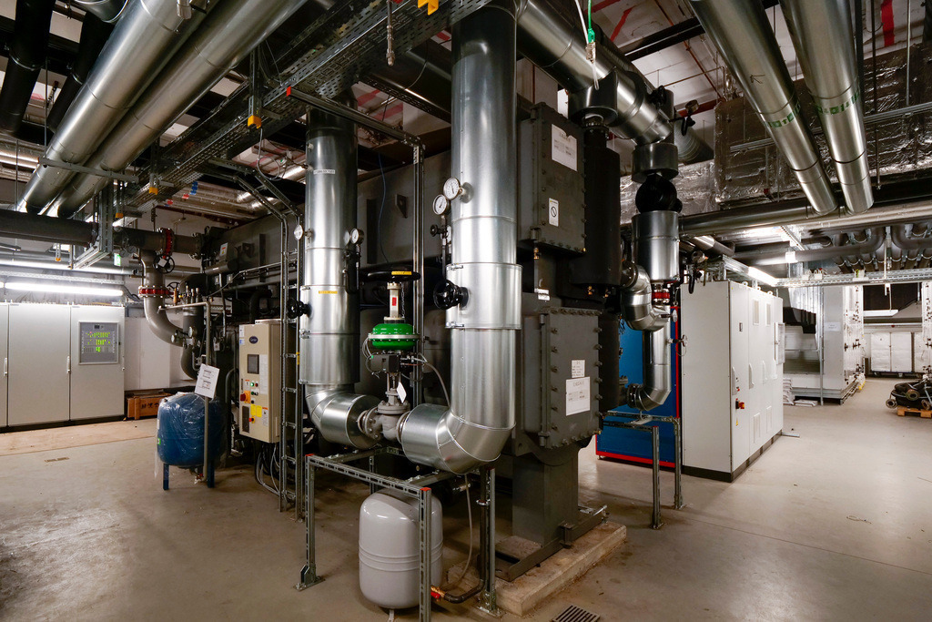 Klinikum Ludwigsburg | Ludwigsburg Klinikum . Im Bild: Eine Hochmoderne Kältemaschine, die auch als Wärmepumpebetrieben werden kann, erzeugt gleichzeitig Wärme und Kälte, wasannähernd zu einer Verdopplung des Wirkungsgrades und einerzusätzlichen Einsparung von Erdgas führt. - Realisiert mit Pictrs.com