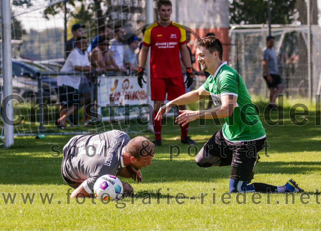 2023-08-20_092_SV_Hohenlinden_gegen_SV_Buch | Hohenlinden, Deutschland, 20.08.2023:
Fußball, A-Klasse 2023 / 2024, 1. Spieltag, SV Hohenlinden gegen SV Bruck, Endergebnis: 5:1

Manuel Fuchs (SV Hohenlinden, #9), Christian Weigl (SV Bruck, #2)

Foto: Christian Riedel / fotografie-riedel.net