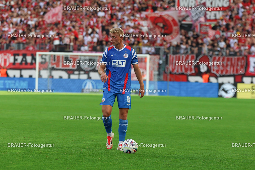 Rot-Weiss Essen - Hansa Rostock | Essen, Deutschland, 20.09.2025 Cedric Harenbrock (Hansa Rostock) schautwährend des 3.Liga Spiels zwischen  Rot-Weiss Essen und Hansa Rostock am 20.09.2025 im Stadion an der Hafenstraße in Essen. (Foto von Timo Bluhmki-Schmidt/Brauer Fotoagentur