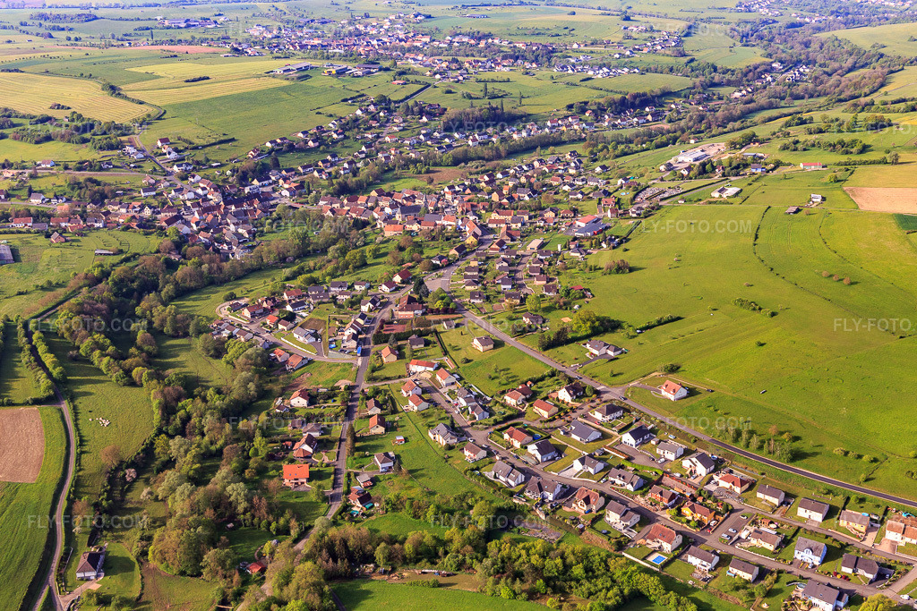 Aerial view: View of the town from the north in Achen in the state Moselle, France. – Photo: IMG_140684.jpg taken on 05/01/2024 by Werner Riehm/FLY-FOTO.com – Resolution of the original: 5382 x 3588 px