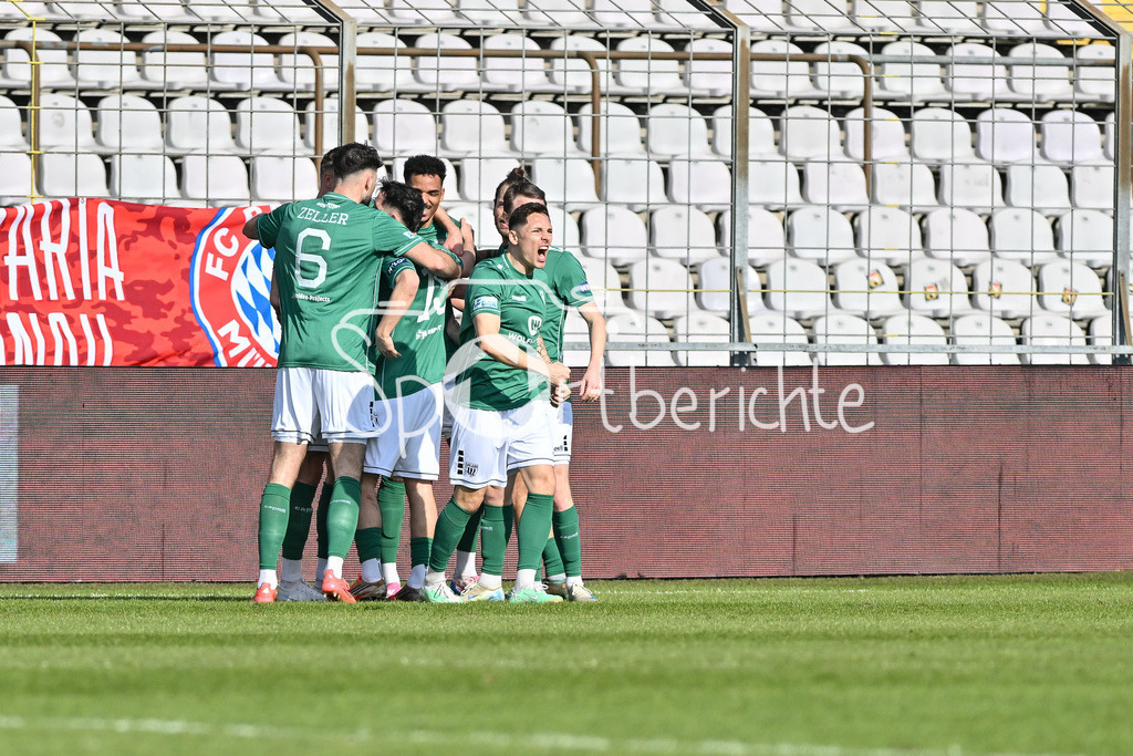 FC Bayern Amateure - 1. FC Schweinfurt 05 | Jubel der Gaeste nach dem Treffer zum 0-1 durch Michael DELLINGER (FC SChweinfurt 10) / Tor / Torschuetze / Freude / Happy / Regionalliga Bayern: FC Bayern Muenchen II - 1. FC Schweinfurt 1905, Gruenwalder Stadion am 22.02.2025