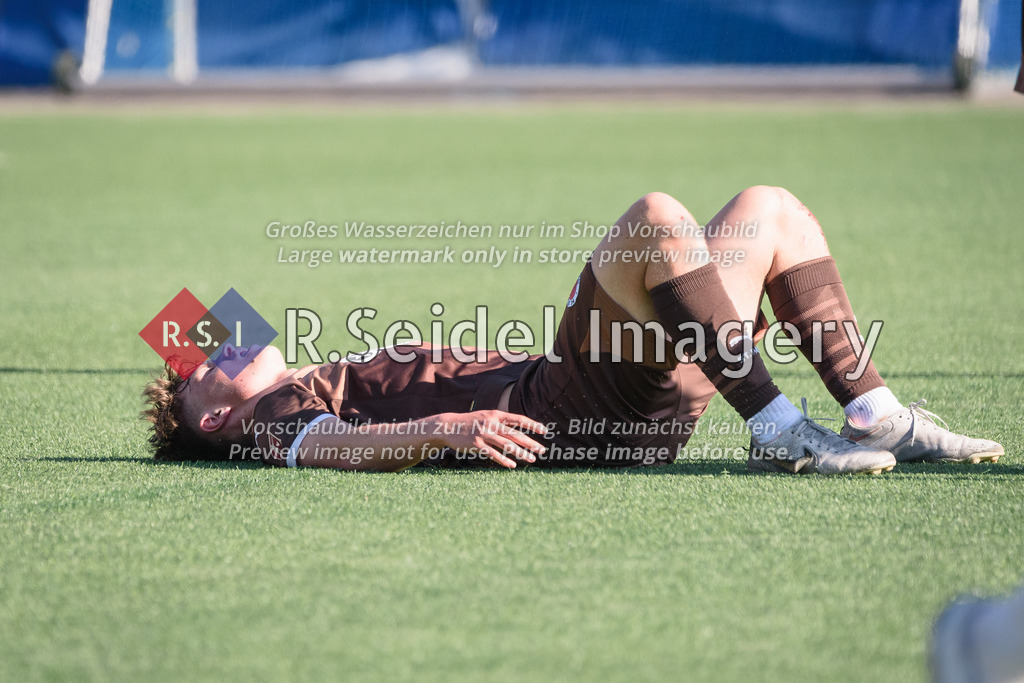 RS-1-107390 | Thieß Mahnel (#21, FCSP) liegt frustriert am Boden nach der Niederlage im Derby