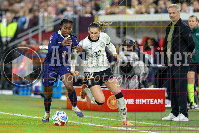 Deutschland vs Frankreich - Halbfinale - UEFA Women's Nations League | Düsseldorf, Deutschland, 24.10.25:   Oriane Jean-Francois ( Frankreich ) und Jule Brand ( Deutschland ) im Kampf um den Ball waehrend des Halbfinals der UEFA Women's Nations League zwischen Deutschland vs Frankreich in der Merkur-Spiel-Arena(Foto von Brauer-Fotoagentur / Adrian Schlueter)