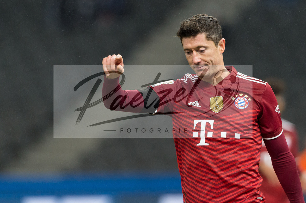 BSCFCB20220123_281 | Fussball, Herren: Robert Lewandowski (FC Bayern Muenchen) gestikuliert, Gestik bei dem Spiel der 1. Bundesliga zwischen Hertha BSC und FC Bayern Muenchen im Olypiastadion am 23.01.2022 in Berlin, Deutschland.DFB / DFL REGULATIONS PROHIBIT ANY USE OF PHOTOGRAPHS AS IMAGE SEQUENCES AND/OR QUASI-VIDEO. - Realisiert mit Pictrs.com