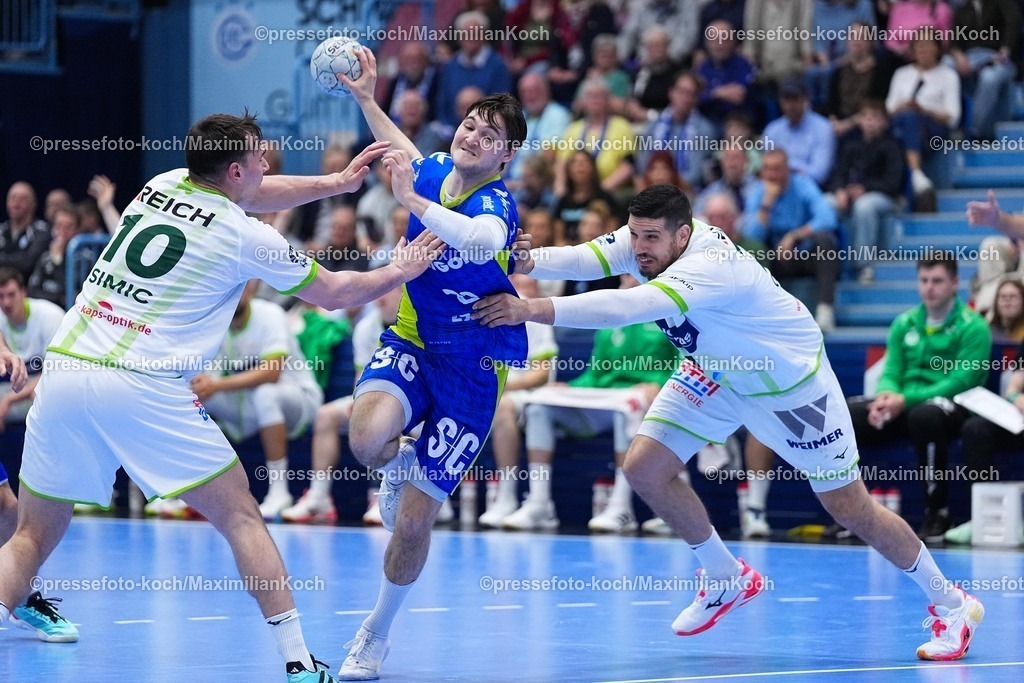 xYDRx11042601010 | 11.04.2026, xydrx, Handball, 1.HBL, VfL Gummersbach - HSG Wetzlar, Schwalbe-Arena: Ludvig Hallbaeck (VfL Gummersbach #20) im Zweikampf gegen Josip Simic (HSG Wetzlar #10) und Stefan Cavor (HSG Wetzlar #77)   Photo: xYannisxDreimannxPressefotoKochx