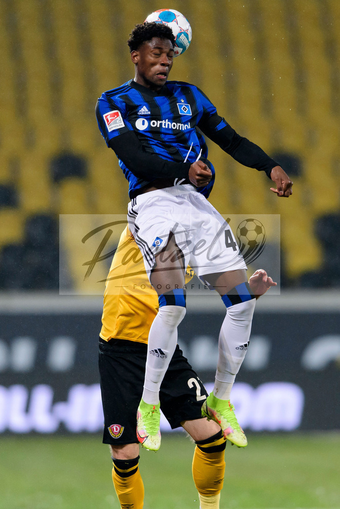 SGDHSV20220114_024 | Fussball, Herren: Faride Alidou (Hamburger SV) in Aktion, am Ball, Einzelaktion bei dem Spiel der 2. Bundesliga zwischen SG Dynamo Dresden und Hamburger SV im Rudolf-Harbig-Stadion am 14.01.2022 in Dresden, Deutschland.DFB / DFL REGULATIONS PROHIBIT ANY USE OF PHOTOGRAPHS AS IMAGE SEQUENCES AND/OR QUASI-VIDEO. - Realisiert mit Pictrs.com