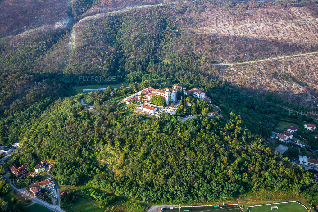 Luftbild: Miren Castle / Mirenski grad im Ortsteil Miren in Miren-Kostanjevica im Bundesland Slowenien in Slowenien. – Foto: IMG_137584.jpg vom 16.07.2023 durch Werner Riehm/FLY-FOTO.de – Auflösung des Originals: 5472 x 3648 px – /sl
