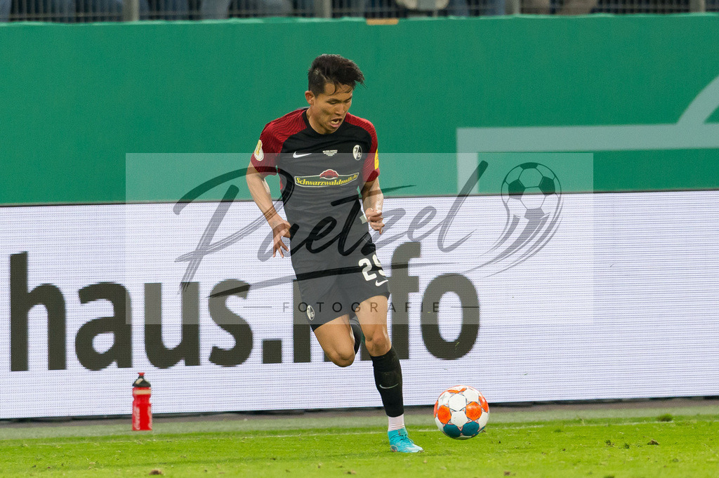HSVSCF20220419_388 | Fussball, Herren: Woo-yeong Jeong (SC Freiburg) in Aktion, am Ball, Einzelaktion beim DFB-Pokal-Halbfinalspiel zwischen Hamburger SV und SC Freiburg im Volksparkstadion am 19.04.2022 in Hamburg, Deutschland.DFB / DFL REGULATIONS PROHIBIT ANY USE OF PHOTOGRAPHS AS IMAGE SEQUENCES AND/OR QUASI-VIDEO. - Realisiert mit Pictrs.com
