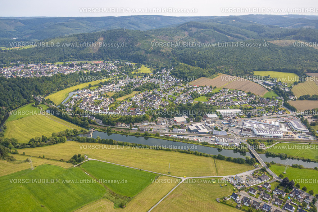 Meschede250807060 | Luftbild, Wohngebiet Ortsansicht Ortsteil Freienohl, Gewerbegebiet Bahnhofstraße, Wassergewinnungsanlage Freienohl, Fluss Ruhr NSG und bewaldete Hügellandschaft, Freienohl, Meschede, Sauerland, Nordrhein-Westfalen, Deutschland