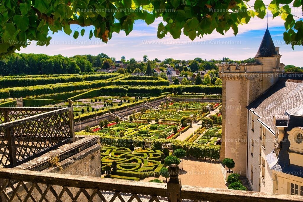 Frankreich - Blick auf die Gärten von Villandry - Château de Villandry im Loiretal | Das Château de Villandry im Loiretal zählt zu den schönsten Renaissance-Schlössern Frankreichs und ist weltweit für seine kunstvoll angelegten Gärten bekannt. Die weitläufige Anlage umfasst prachtvolle Ziergärten, einen historischen Potager, Wassergärten und geometrisch gestaltete Heckenanlagen. Mit ihrer harmonischen Symmetrie und der farbenfrohen Bepflanzung gilt die Schlossanlage als eines der bedeutendsten Beispiele französischer Gartenkunst und ist ein beliebtes Reiseziel im UNESCO-Welterbe Loiretal. - Realisiert mit Pictrs.com