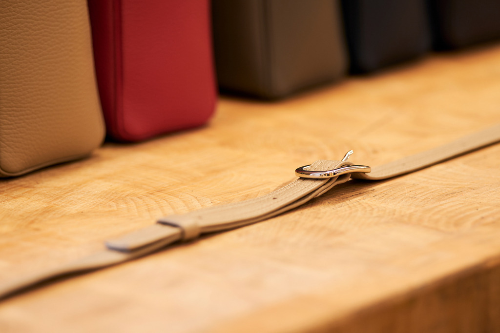 Albert Pattermann Wien | WIen, Austria - February 28, 2020; Albert Pattermann Wien; Tragegurt einer Tasche, im Hintergrund farbige Handtaschen. - Realisiert mit Pictrs.com