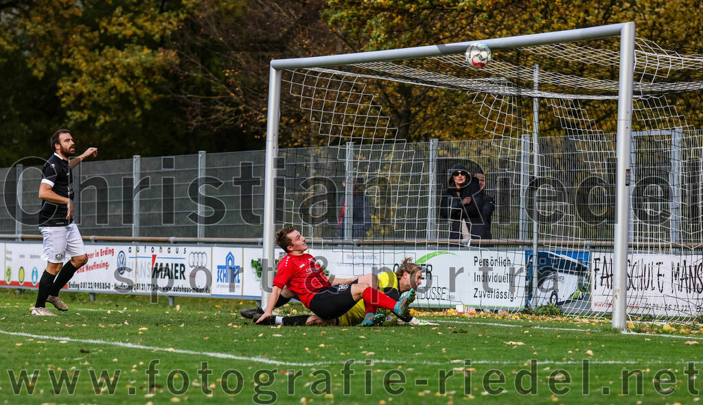 2023-11-05_065_FC_Herzogstadt_gegen_TuS_Oberding | Erding, Deutschland, 05.11.2023:
Fußball, Kreisklasse 2023 / 2024, 14. Spieltag, FC Herzogstadt gegen TuS Oberding, Endergebnis: 4:5

Sebastian Stemmer (TuS Oberding, #7), Torwart Florian Leininger (FC Herzogstadt, #22)

Foto: Christian Riedel / fotografie-riedel.net