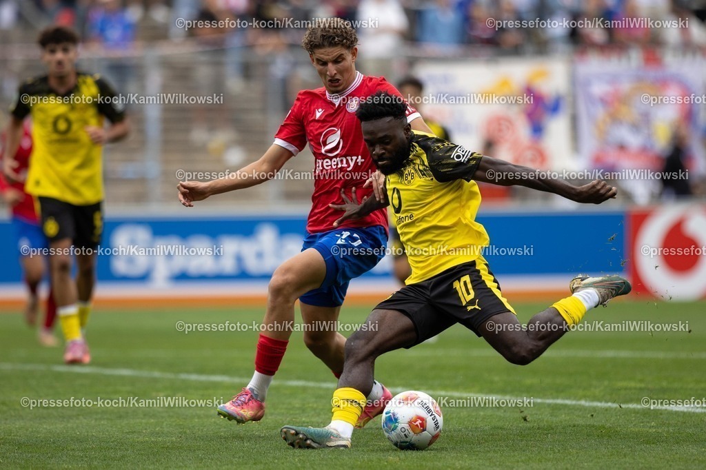 xkwi17082501043 | 17.08.2025, xkwix, Fußball, Regionalliga West, Borussia Dortmund U23 - Wuppertaler SV, Stadion Rote Erde: Amin Bouzraa (Wuppertaler SV #37) im Zweikampf gegen Joseph Boyamba (Borussia Dortmund 2 #10)