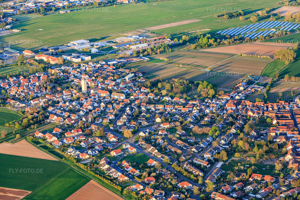 Luftbild: Ortsansicht von Süden im Ortsteil Lachen in Neustadt im Bundesland Rheinland-Pfalz in Deutschland. Foto: IMG_077494.jpg vom 21.04.2015 durch Werner Riehm/FLY-FOTO.de