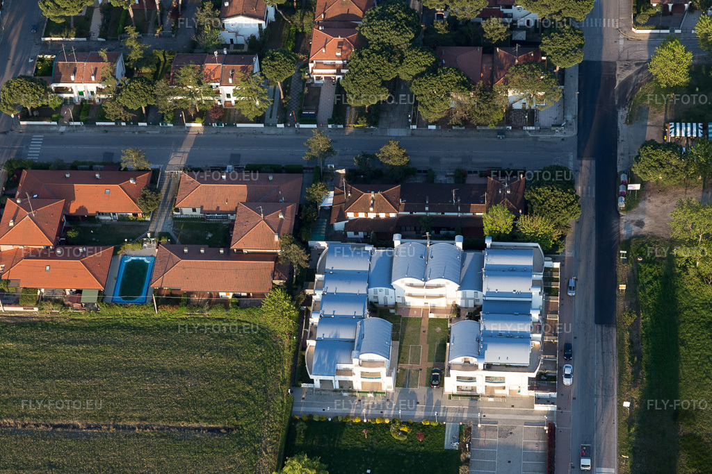 Vue aérienne: Vue de la ville à Lido degli Estensi dans le département Émilie-Romagne, Italie. Photo: IMG_098713.jpg prise le 06/04/2017 par Werner Riehm/FLY-FOTO.eu – Résolution de l'original: 5472 x 3648 px