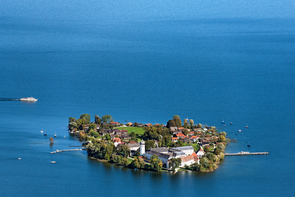 dr__0055636.jpg | CHIEMSEE 07.10.2024 Insel Frauenchiemsee / Fraueninsel mit Gebäudekomplex der Benediktinerinnen-Abtei Frauenwörth im Chiemsee im Landkreis Rosenheim im Bundesland Bayern. // Insel Frauenchiemsee aka Fraueninsel with building complex of the Benedictine Abbey Frauenwoerth in the Chiemsee in the district of Rosenheim in the state of Bavaria. Foto: Daniel Reiter