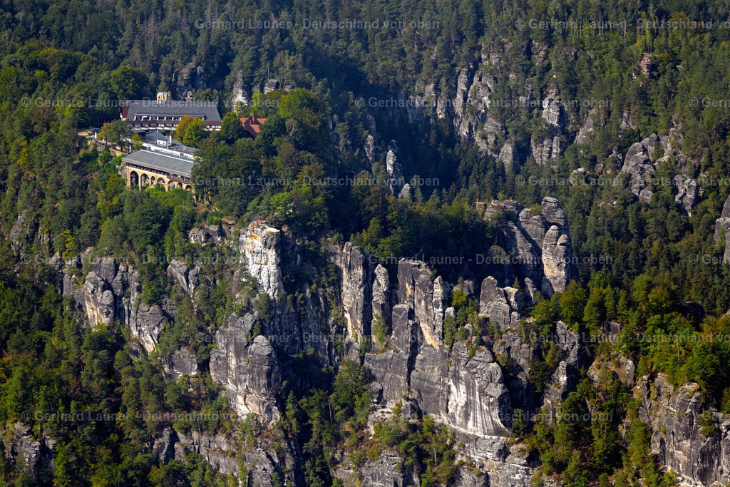 4060729 | RATHEN 07.09.2021 Felsen- Massiv und Berglandschaft des Basteigebiet in Rathen im Bundesland Sachsen. // Rock and mountain landscape of the Basteigebiet in Rathen in the state Saxony. Foto: Gerhard Launer