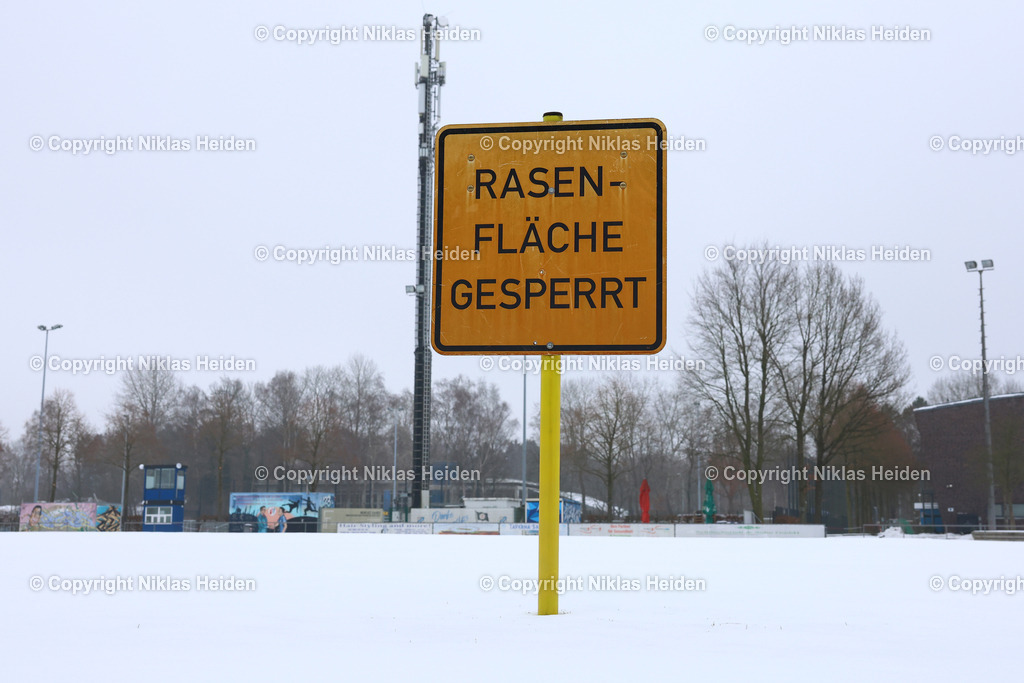NH_Amateurfussball_Platzgesperrt_Hamburg_0602025 | Aufgrund von Schnee ist dieser Rasenplatz in Hamburg-Niendorf vollständig unbespielbar. Der Amateurfußball leidet unter Spielausfällen. News/Stock I Hamburg-Niendorf I Amateurfußball I Platz gesperrt I 06.02.2026
