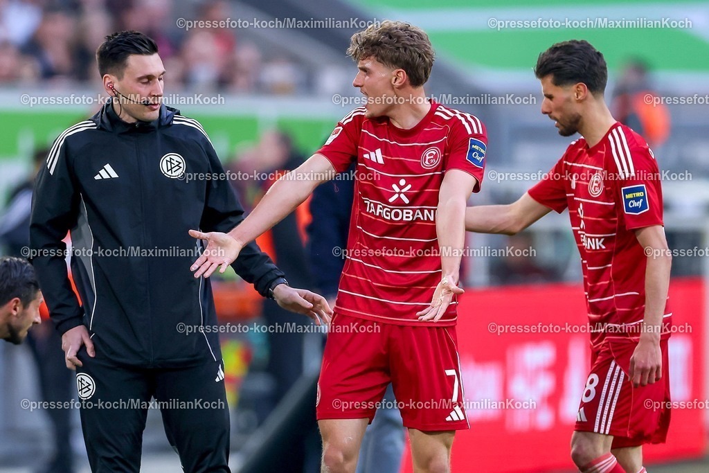 F9510042601055 | 10.04.2026, Fußball, Fortuna Düsseldorf - Holstein Kiel, 2. Fußball Bundesliga, Herren, Merkur Spiel-Arena, 29. Spieltag, Saison 2025 2026: Luca Raimund&nbsp;(Fortuna Düsseldorf #07) Anouar El Azzouzi&nbsp;(Fortuna Düsseldorf #08) gestikulierend auf dem Spielfeld  neben Schiedsrichter  DFB regulations prohibit any use of photographs as image sequences and or quasi-video.