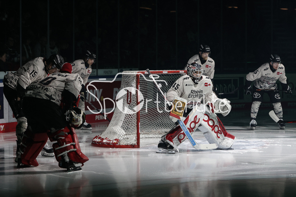 Augsburger Panther - Kölner Haie | Die Gaeste aus Köln um Tobias ANCICKA (KEC #45) motivieren sich nochmal vor der Partie
