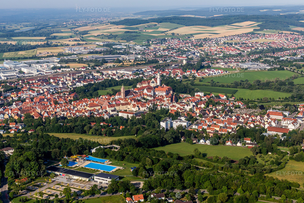 Luftbild: Stadtgebiet mit Außenbezirken und Innenstadtbereich in Donauwörth im Bundesland Bayern in Deutschland. Foto: IMG_101751.jpg vom 08.07.2017 durch Werner Riehm/FLY-FOTO.de