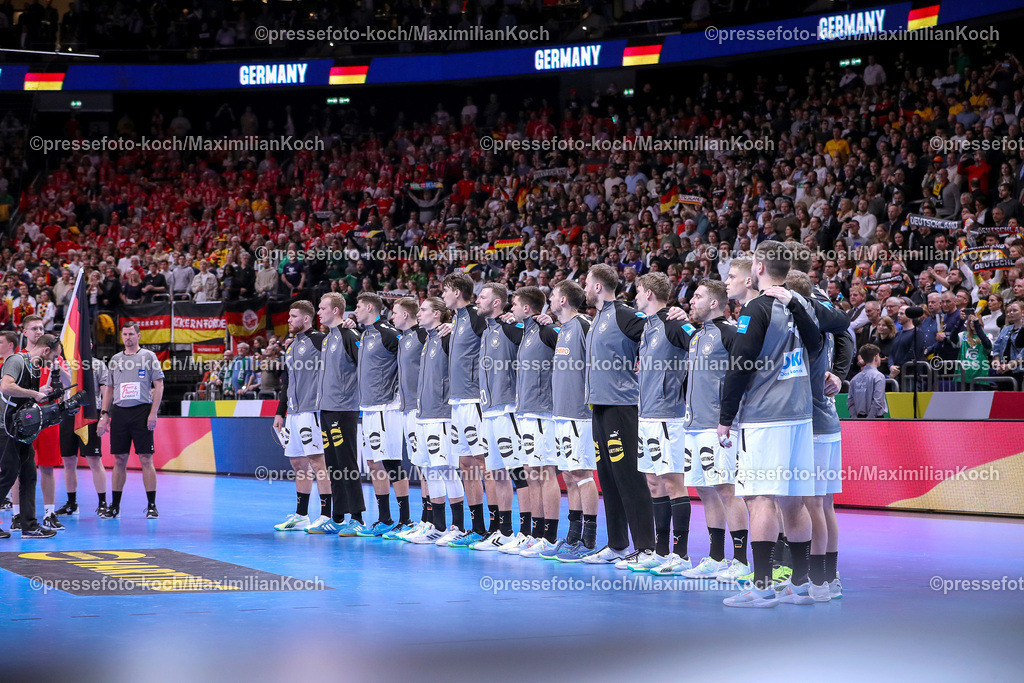EHFEURO16012402090 | 16.01.2024, EHF EURO 2024, Männer Europameisterschaft Handball, Mercedes-Benz-Arena in Berlin, Deutschland - Frankreich: Die deutsche Mannschaft steht Arm in Arm bei der Nationalhymne zusammen. v.l.n.r. Johannes Golla (Deutschland), Torhüter David Späth (Deutschland) , Sebastian Heymann (Deutschland), Justus Fischer (Deutschland), Juri Knorr (Deutschland), Julian Köster (Deutschland), Philipp Weber (Deutschland), Renars Uscins (Deutschland), Kai Häfner (Deutschland), Torhüter Andreas Wolff (Deutschland), Rune Dahmke (Deutschland), Lukas Mertens (Deutschland), Martin Hanne (Deutschland), Christoph Steinert (Deutschland), Timo Kastening (Deutschland), Jannik Kohlbacher (Deutschland)