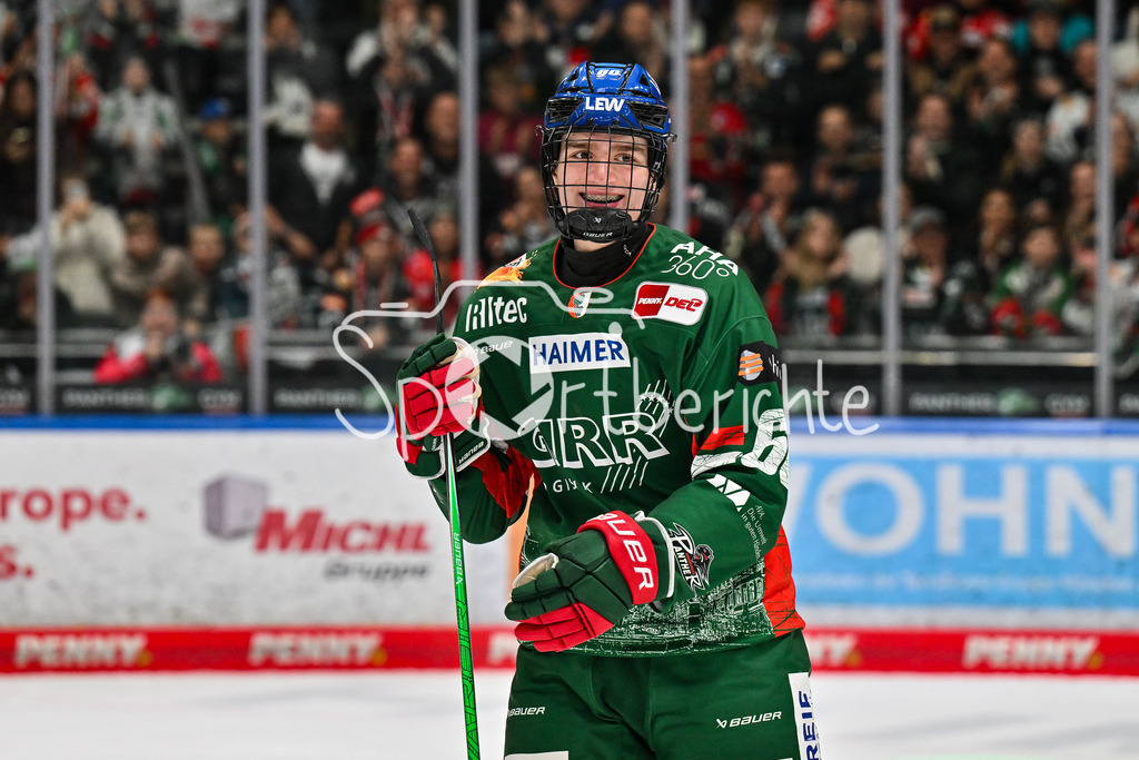Augsburger Panther - Löwen Frankfurt | Die Speiler der Augsburger Panther feiern zusammen mit den Fans den Heimsieg gegen Frankfurt - Liron PELLIZZARI (Augsburger Panther 60) - beim match zwischen den Augsburger Panthern und den Löwen Frankfurt am 8. Spieltag der Penny DEL im Curt Frenzel Stadion am 19.10.2025