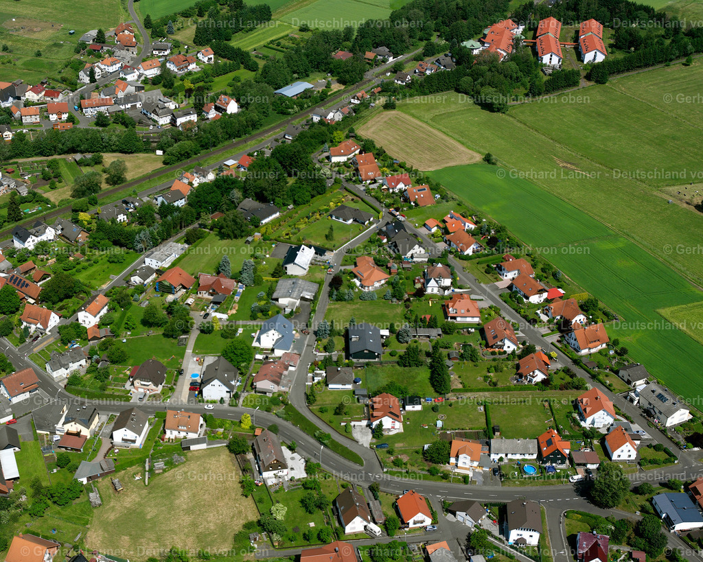 2614775 | NIEDER-OHMEN 06.08.2006 Landwirtschaftliche Nutzflächen und Feldgrenzen  umsäumen das Siedlungsgebiet des Dorfes in Nieder-Ohmen im Bundesland Hessen, Deutschland // Agricultural land and field boundaries surround the settlement area of the village  in Nieder-Ohmen in the state Hesse, Germany Foto: Gerhard Launer