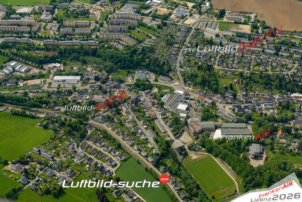 Die Luftaufnahme Niederlößnitz - Lößnitz wurde 2022 vom Flugzeug aus (keine Drohne) erstellt. Hohe Auflösung -für große Poster und Wandbilder geeignet - Garantiert!
