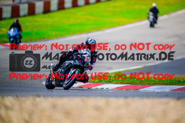 MaZZes_FotoMatrix_240717_6007705_8163 | GELB