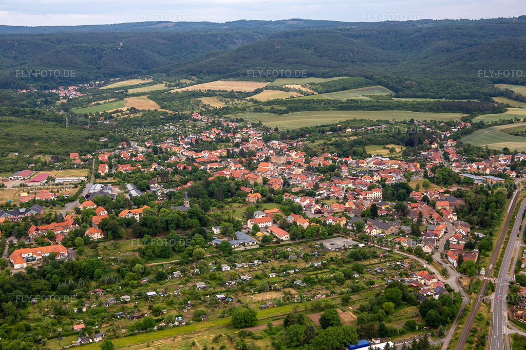 Luftbild: Ortsansicht von Norden im Ortsteil Neinstedt in Thale im Bundesland Sachsen-Anhalt in Deutschland. Foto: IMG_136411.jpg vom 16.06.2023 durch Werner Riehm/FLY-FOTO.de