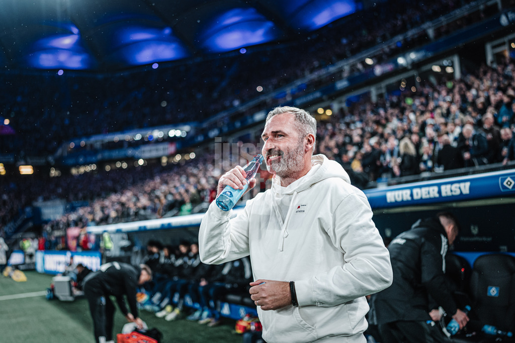 Fußball | Männer | Saison 2023/2024 | 2. Fußball-Bundesliga | 12. Spieltag | Hamburger SV vs. 1. FC Magdeburg | 04.11.2023 | Trainer Tim Walter (HSV) ist glücklich