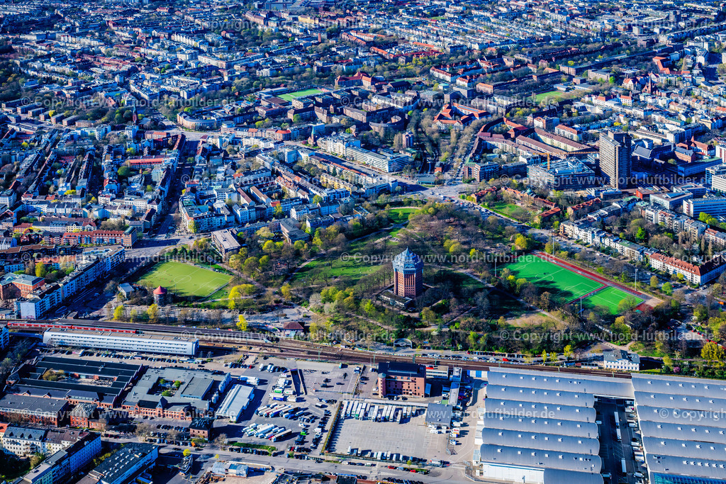 Hamburg_Schanzenturm_Mövenpick_Hotel_ELS_4986060425 | HAMBURG 06.04.2025 Bauwerk des Industriedenkmales Wasserturm "Möwenpick Hotel" " Schanzenturm " im Schanzenpark im Ortsteil Sternschanze in Hamburg, Deutschland. // Building of industrial monument water tower " Schanzenturm " in the district Sternschanze in Hamburg, Germany. Foto: Martin Elsen